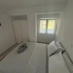 Sapphire , Beachfront Family For 4 With Private Garden, 1-minute Walk To The Nea Mesagkala