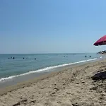 Sapphire , Beachfront Family For 4 With Private Garden, 1-minute Walk To The شقة