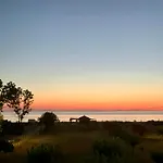 شقة Sapphire , Beachfront Family For 4 With Private Garden, 1-minute Walk To The