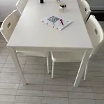 شقة Sapphire , Beachfront Family For 4 With Private Garden, 1-minute Walk To The