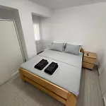 Sapphire , Beachfront Family For 4 With Private Garden, 1-minute Walk To The
