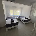 Sapphire , Beachfront Family For 4 With Private Garden, 1-minute Walk To The Nea Mesagkala