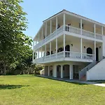 Sapphire , Beachfront Family For 4 With Private Garden, 1-minute Walk To The Apartment *