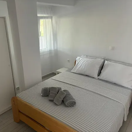 Sapphire , Beachfront Family For 4 With Private Garden, 1-minute Walk To The