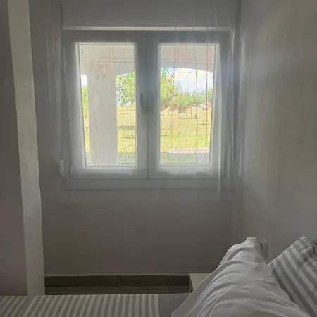 Sapphire , Beachfront Family For 4 With Private Garden, 1-minute Walk To The Néa Meságkala