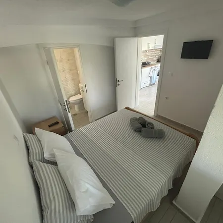 Sapphire , Beachfront Family For 4 With Private Garden, 1-minute Walk To The Néa Meságkala