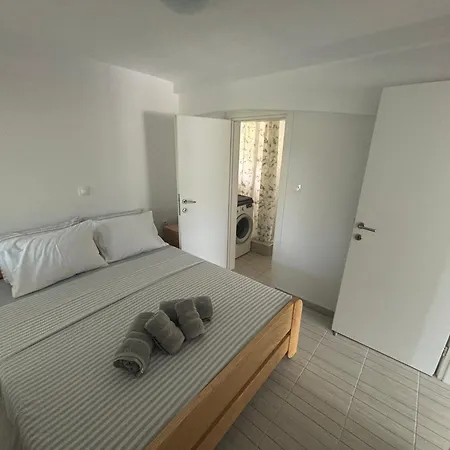 Sapphire , Beachfront Family For 4 With Private Garden, 1-minute Walk To The * Néa Meságkala