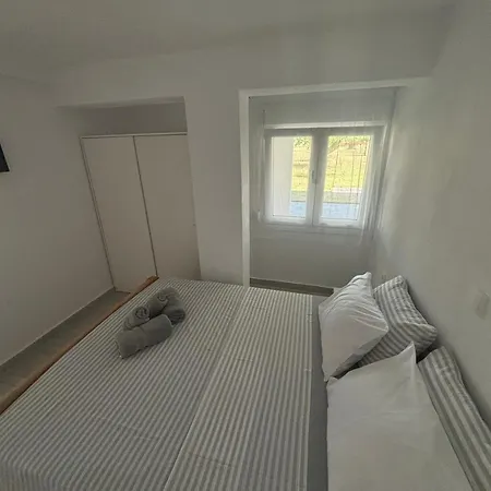 Sapphire , Beachfront Family For 4 With Private Garden, 1-minute Walk To The Néa Meságkala