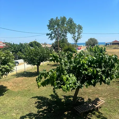 Sapphire , Beachfront Family For 4 With Private Garden, 1-minute Walk To The * Néa Meságkala