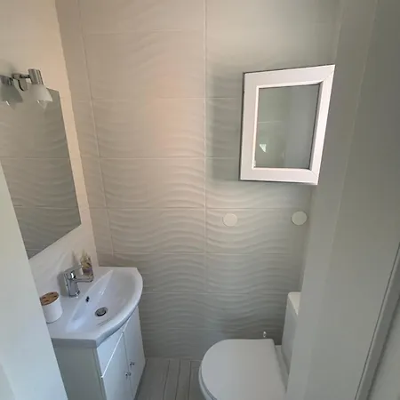 Sapphire , Beachfront Family For 4 With Private Garden, 1-minute Walk To The شقة