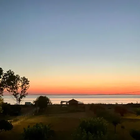 Daire Sapphire , Beachfront Family For 4 With Private Garden, 1-minute Walk To The