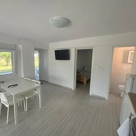 Sapphire , Beachfront Family For 4 With Private Garden, 1-minute Walk To The شقة Néa Meságkala