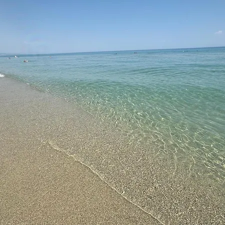 아파트 Sapphire , Beachfront Family For 4 With Private Garden, 1-minute Walk To The