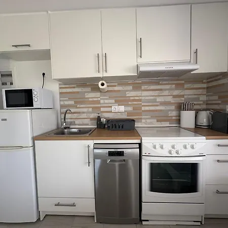 Sapphire , Beachfront Family For 4 With Private Garden, 1-minute Walk To The Nea Mesagkala