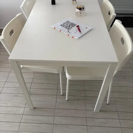 شقة Sapphire , Beachfront Family For 4 With Private Garden, 1-minute Walk To The