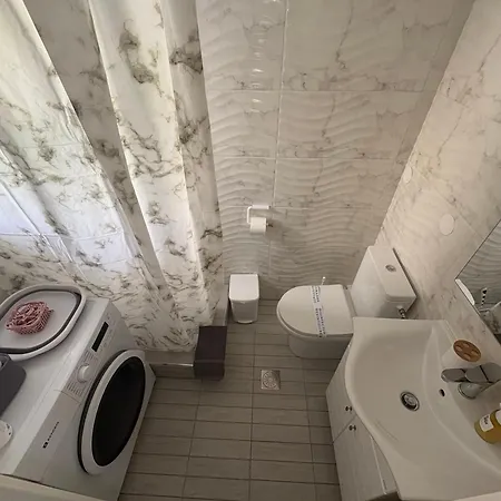 شقة Sapphire , Beachfront Family For 4 With Private Garden, 1-minute Walk To The