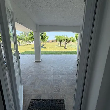 Sapphire , Beachfront Family For 4 With Private Garden, 1-minute Walk To The Néa Meságkala