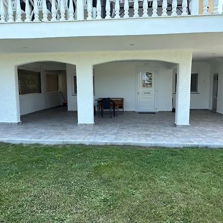 Appartement Sapphire , Beachfront Family For 4 With Private Garden, 1-minute Walk To The Néa Meságkala