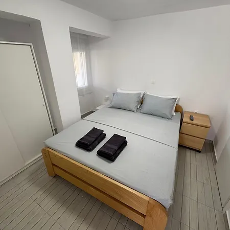 Sapphire , Beachfront Family For 4 With Private Garden, 1-minute Walk To The