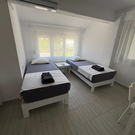 Sapphire , Beachfront Family For 4 With Private Garden, 1-minute Walk To The Néa Meságkala