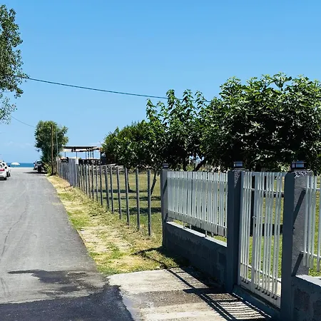 Sapphire , Beachfront Family For 4 With Private Garden, 1-minute Walk To The Nea Mesagkala