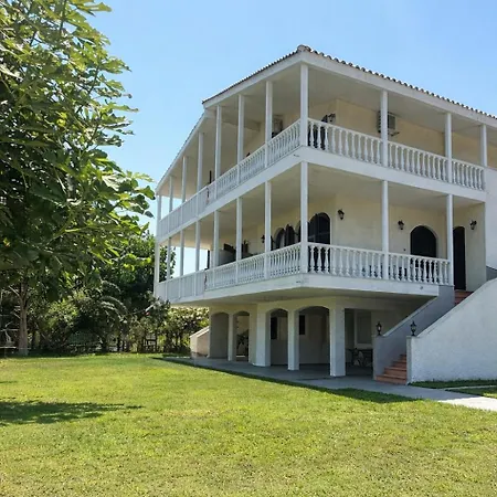 Sapphire , Beachfront Family For 4 With Private Garden, 1-minute Walk To The شقة *