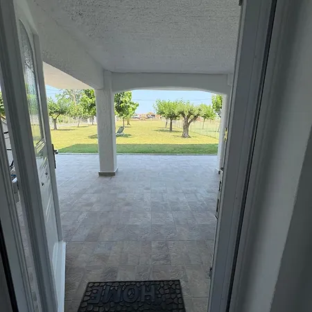 Sapphire , Beachfront Family For 4 With Private Garden, 1-minute Walk To The Nea Mesagkala
