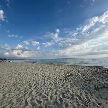 Apartment Sapphire , Beachfront Family For 4 With Private Garden, 1-minute Walk To The