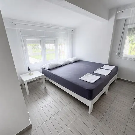 Sapphire , Beachfront Family For 4 With Private Garden, 1-minute Walk To The شقة Néa Meságkala