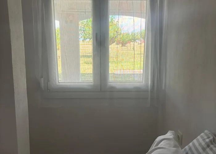 Sapphire , Beachfront Family For 4 With Private Garden, 1-minute Walk To The Néa Meságkala