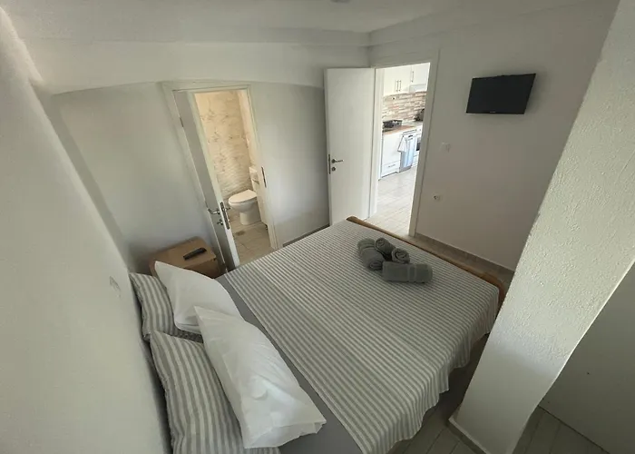 Sapphire , Beachfront Family For 4 With Private Garden, 1-minute Walk To The Néa Meságkala