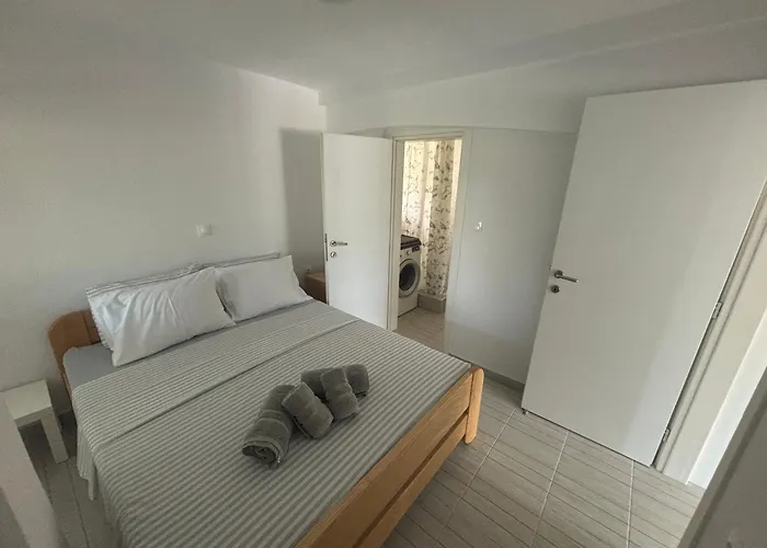 Sapphire , Beachfront Family For 4 With Private Garden, 1-minute Walk To The * Néa Meságkala