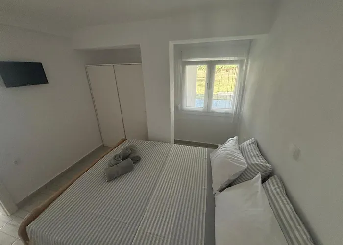 Sapphire , Beachfront Family For 4 With Private Garden, 1-minute Walk To The Néa Meságkala