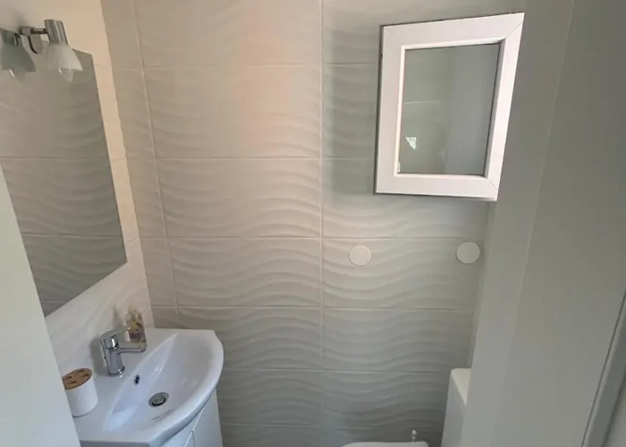 Sapphire , Beachfront Family For 4 With Private Garden, 1-minute Walk To The Apartment