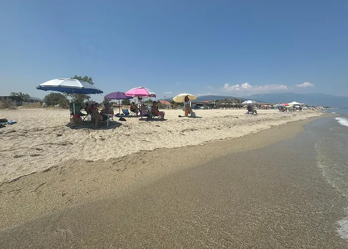 Apartment Sapphire , Beachfront Family For 4 With Private Garden, 1-minute Walk To The Néa Meságkala