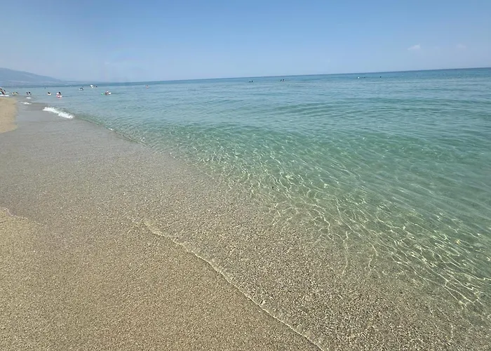 Apartment Sapphire , Beachfront Family For 4 With Private Garden, 1-minute Walk To The