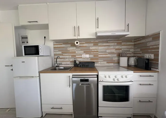 Sapphire , Beachfront Family For 4 With Private Garden, 1-minute Walk To The Néa Meságkala