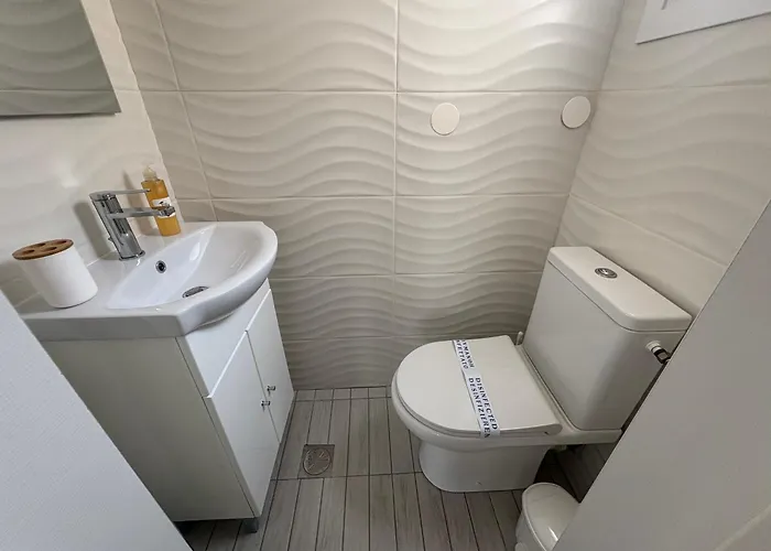 Sapphire , Beachfront Family For 4 With Private Garden, 1-minute Walk To The