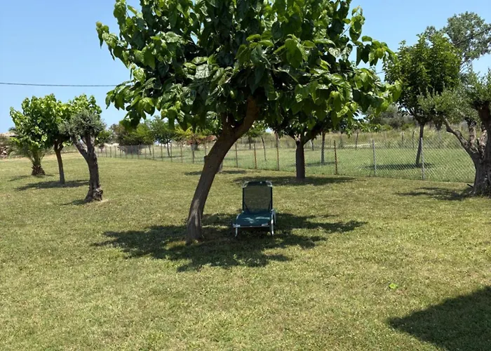 Apartment Sapphire , Beachfront Family For 4 With Private Garden, 1-minute Walk To The Néa Meságkala