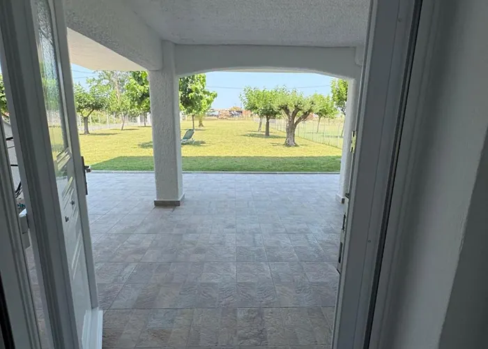 Sapphire , Beachfront Family For 4 With Private Garden, 1-minute Walk To The Néa Meságkala