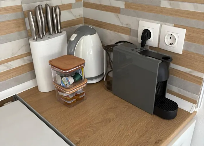 Apartment Sapphire , Beachfront Family For 4 With Private Garden, 1-minute Walk To The Néa Meságkala