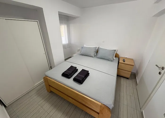 Sapphire , Beachfront Family For 4 With Private Garden, 1-minute Walk To The