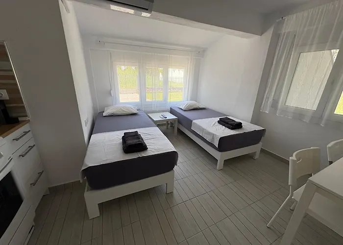 Sapphire , Beachfront Family For 4 With Private Garden, 1-minute Walk To The Néa Meságkala