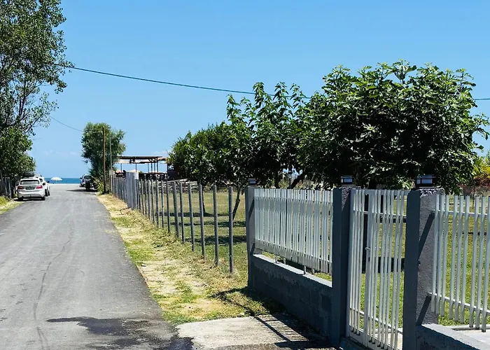 Sapphire , Beachfront Family For 4 With Private Garden, 1-minute Walk To The Néa Meságkala